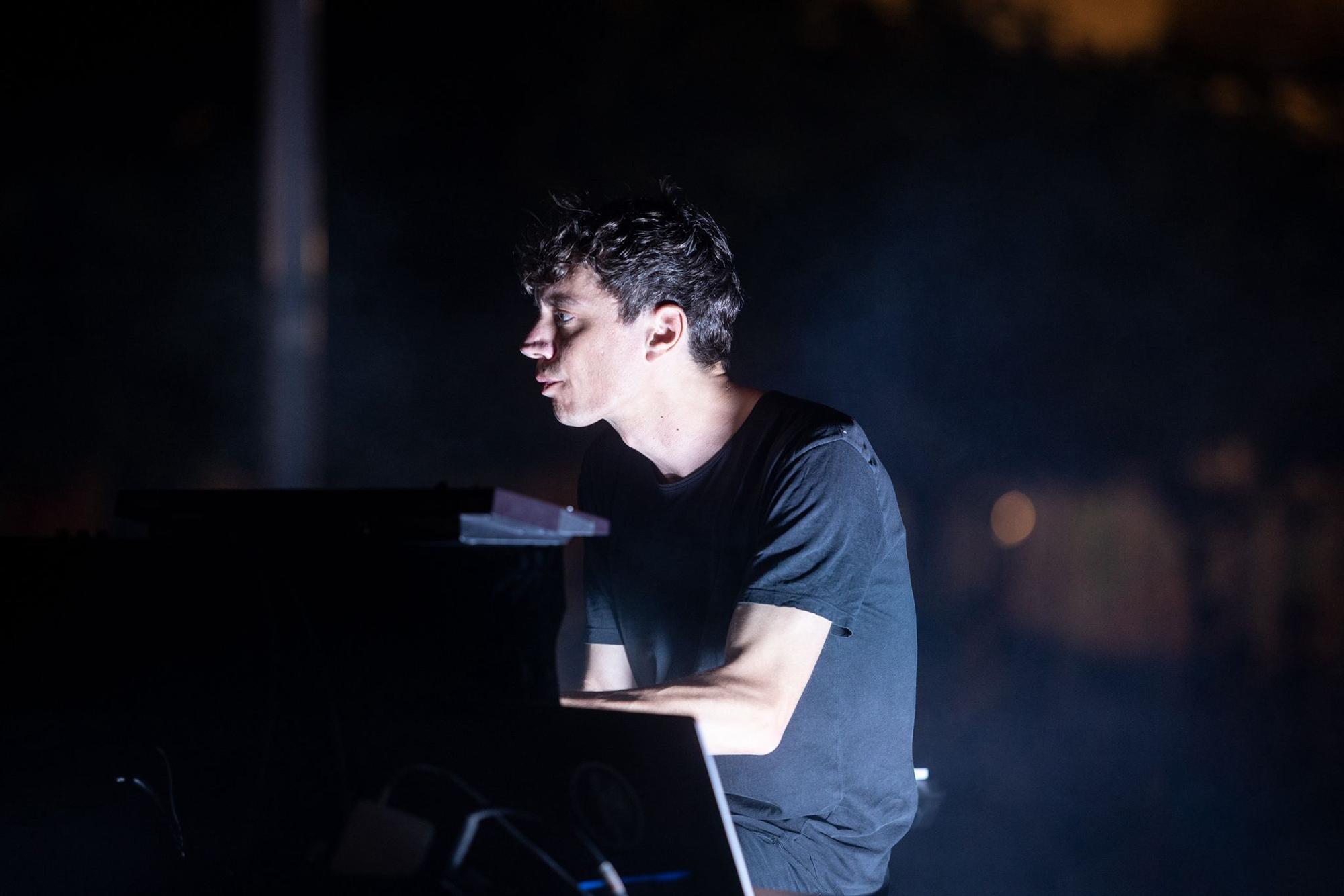 En imágenes | Espectáculo sonoro y visual al aire libre en el Auditorio de Zaragoza del pianista Francesco Tristano