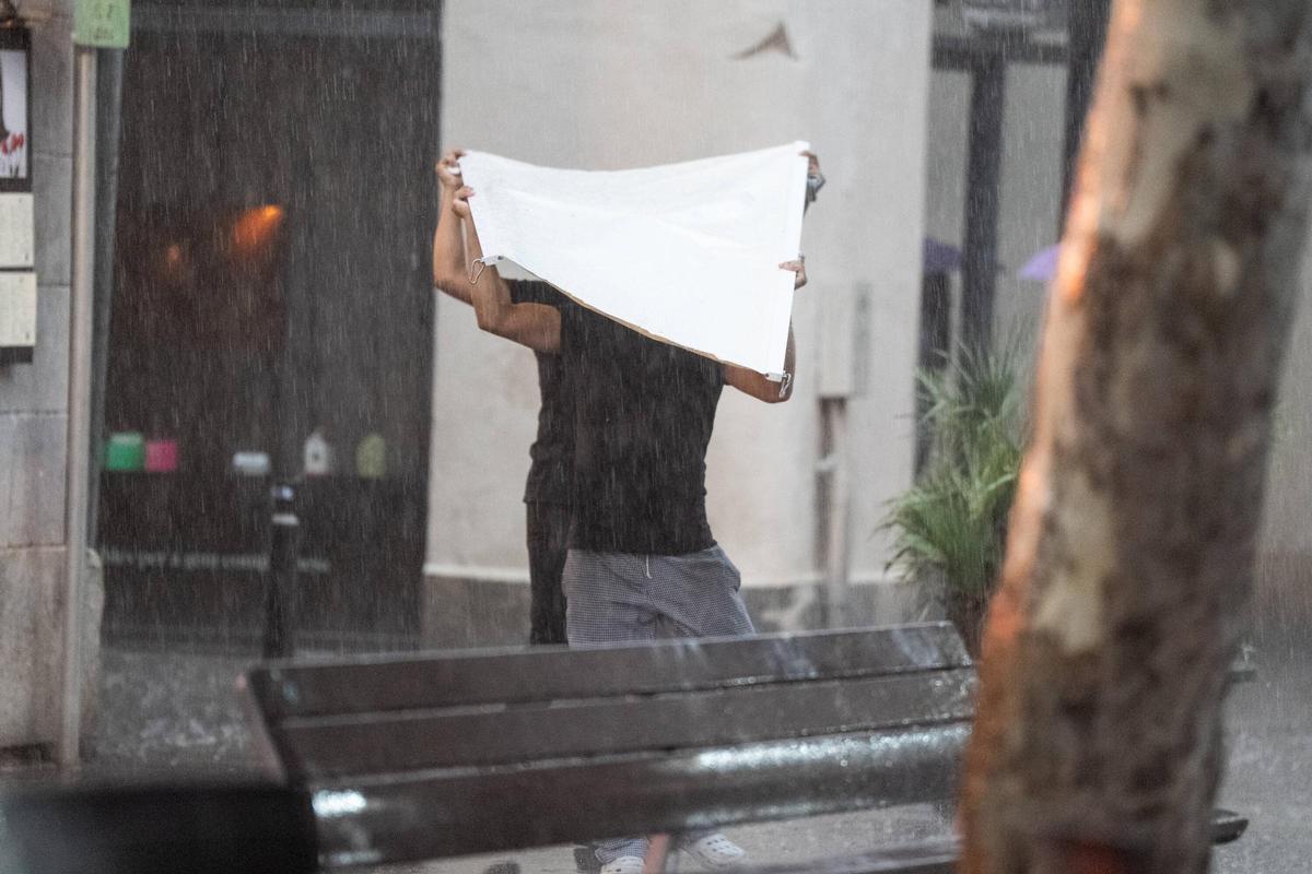Las lluvia y la tormenta llega a la ciudad de Barcelona Las lluvia y la tormenta llega a la ciudad de Barcelona