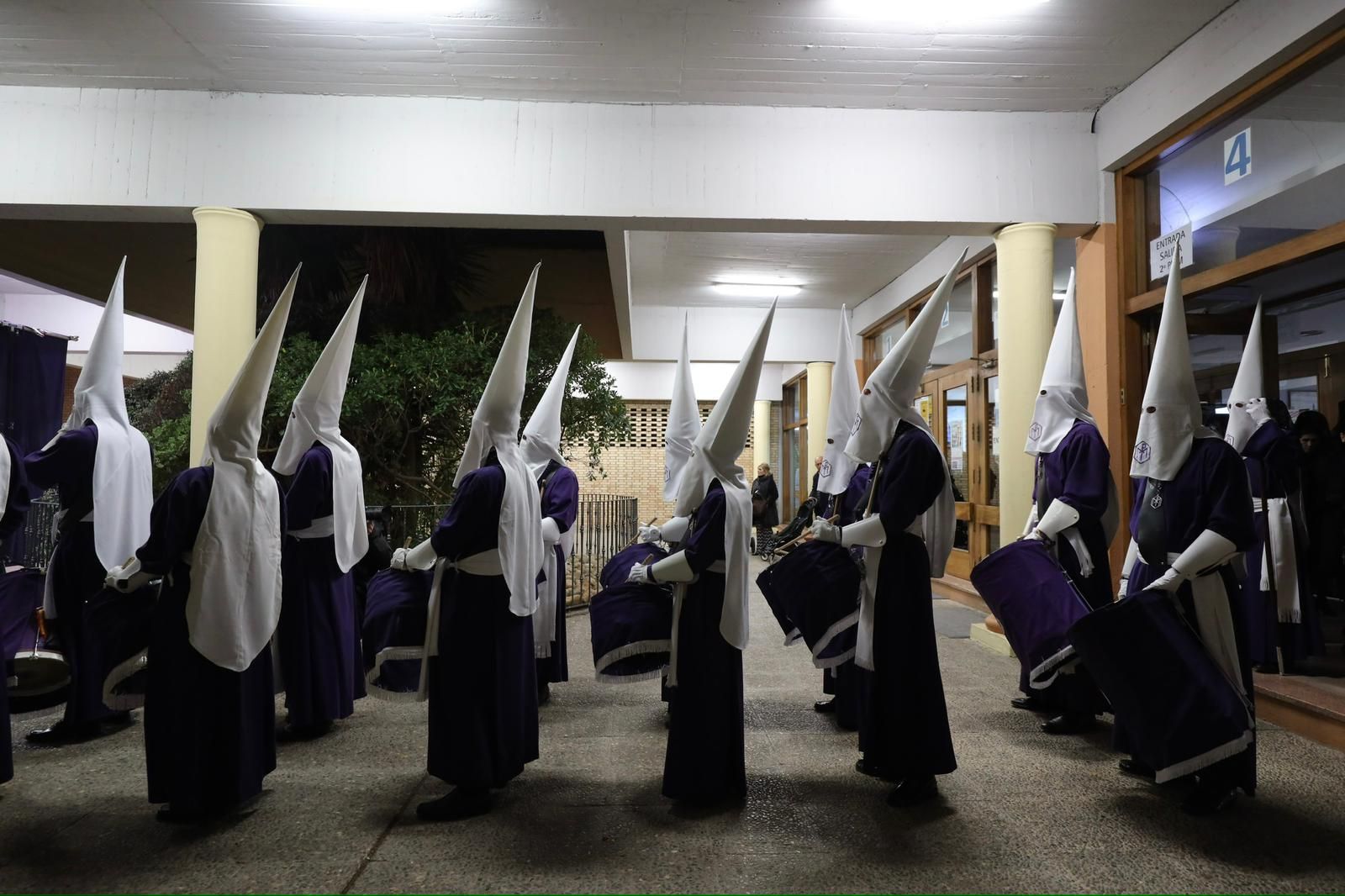 En imágenes | Emotiva procesión de las Lágrimas de la Cofradía del Descendimiento en Zaragoza