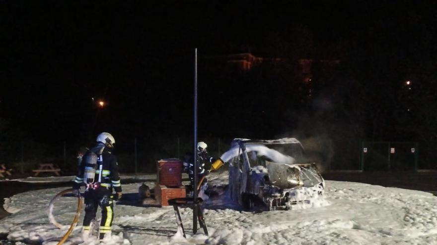 Quema por completo una furgoneta camperizada en el área de autocaravanas de Pola de Siero