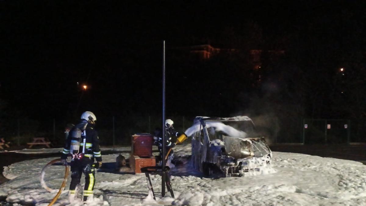 Un momento de la extinción del fuego.