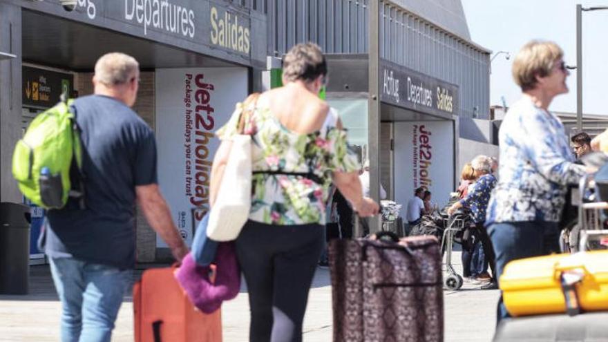 Varios turistas en una de las terminales de un aeropuerto tinerfeño.