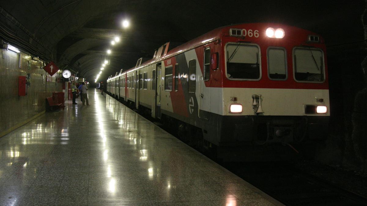 El Cercanías, a su paso por la estación de Renfe en Elche