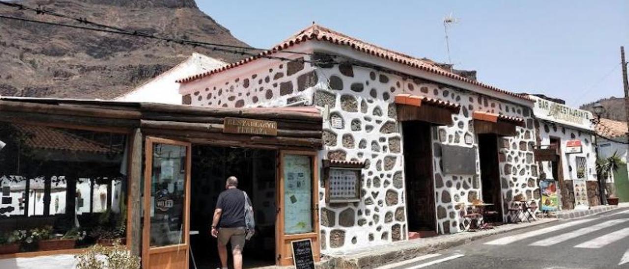 Un turista entra al restaurante Albaricoque de Fataga. | | LP/DLP