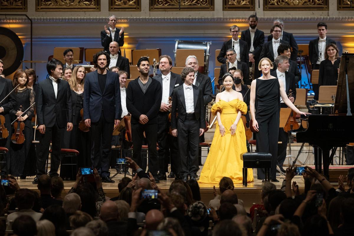 Bruce Liu; Andrè Schuen; Kian Soltani; Rafał Blechacz; Bomsori Kim y la directora de orquesta Joana Mallwitz, anoche en Berlín.