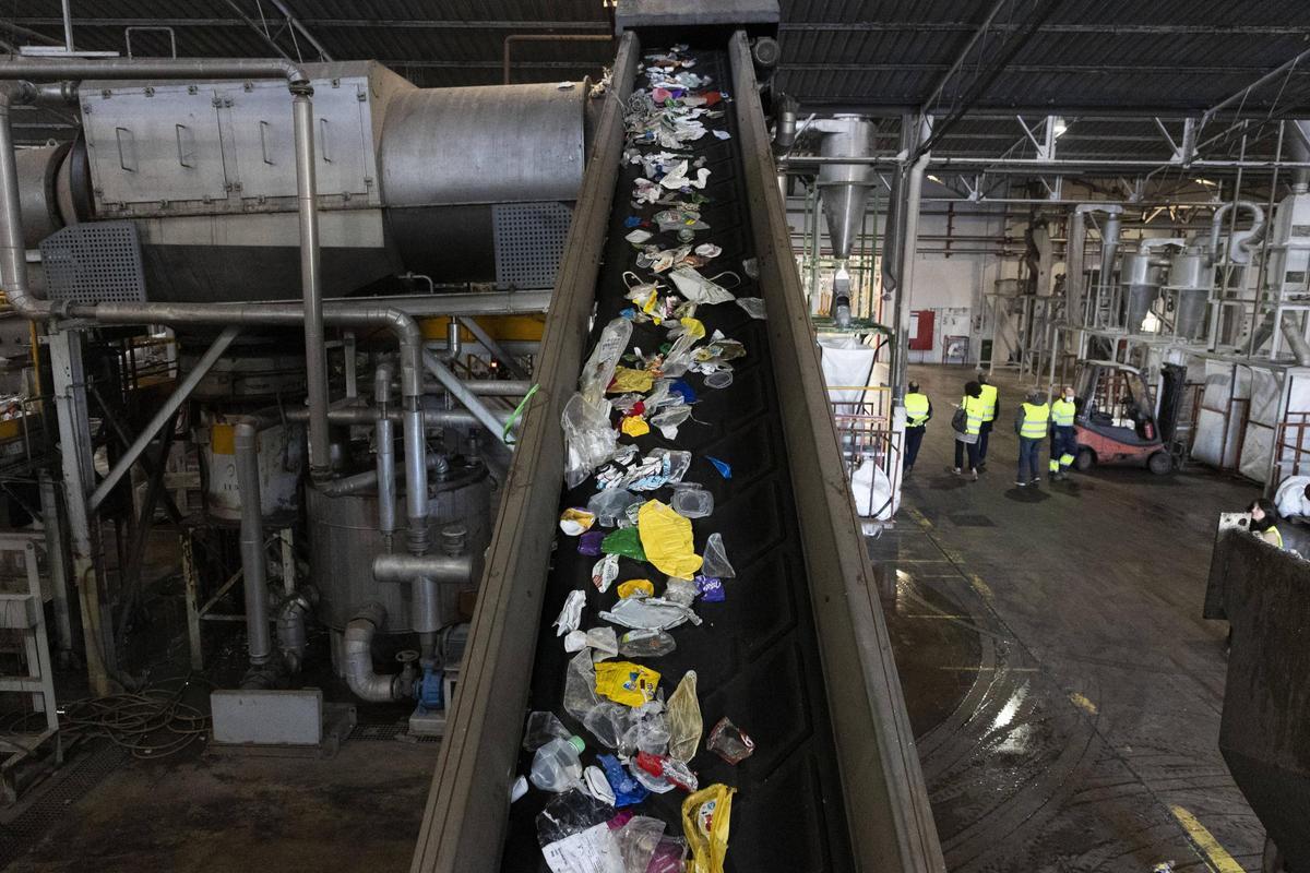 Proceso de clasificación de residuos plástico en la plantade reciclaje de la empresa SP Berner en Torrent.