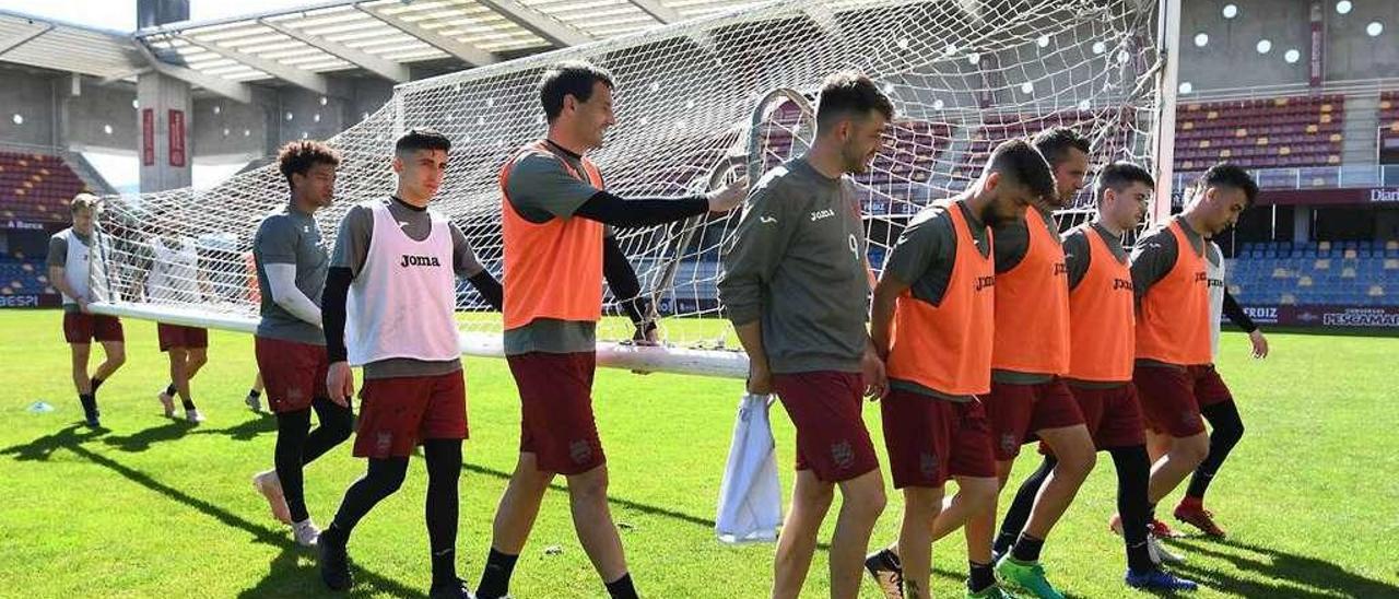 Varios jugadores del Pontevedra transportando una portería al término de un entrenamiento. // Gustavo Santos