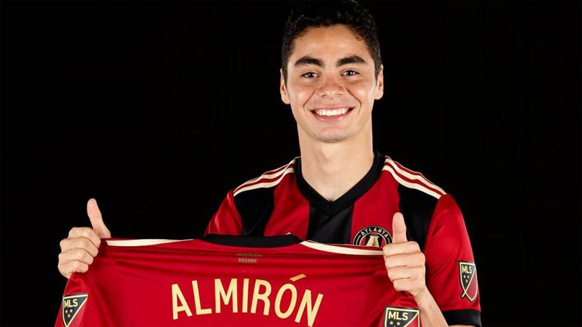 Almirón posó con la camiseta del Atlanta United