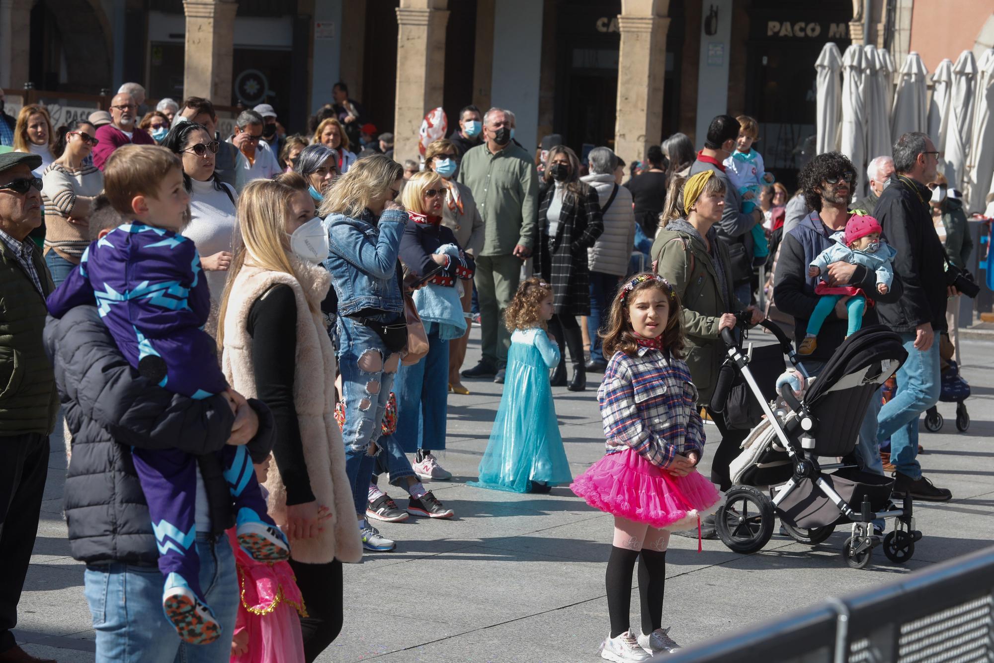 El domingo de Antroxu en Avilés: perros y coches, disfrazados