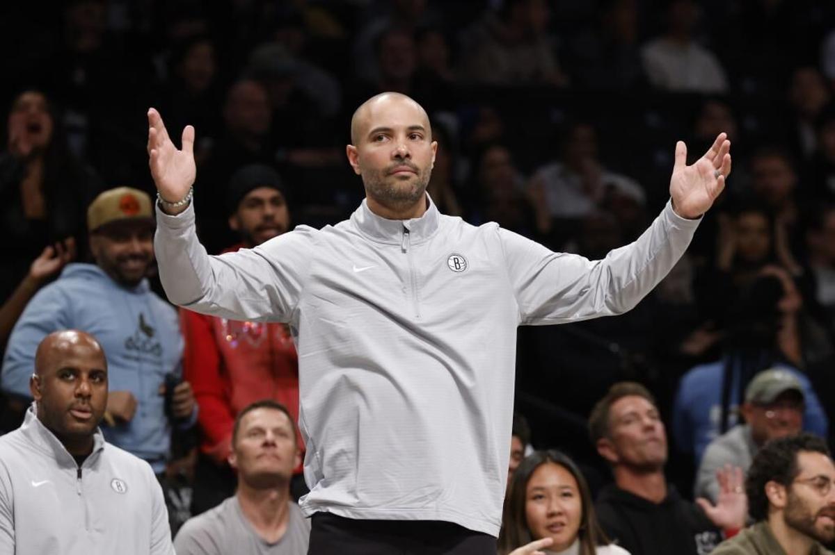 Jordi, ante Memphis. // EFE Brooklyn Nets head coach Jordi Fernandez reacts during overtime of an NBA basketball game against the Denver Nuggets, Tuesday, Oct. 29, 2024, in New York. (AP Photo/Jason DeCrow)