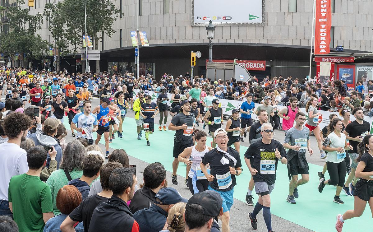 Los participantes finalizando en plaça Catalunya su recorrido de 10 km durante la 44 edición de la Cursa de El Corte Inglés