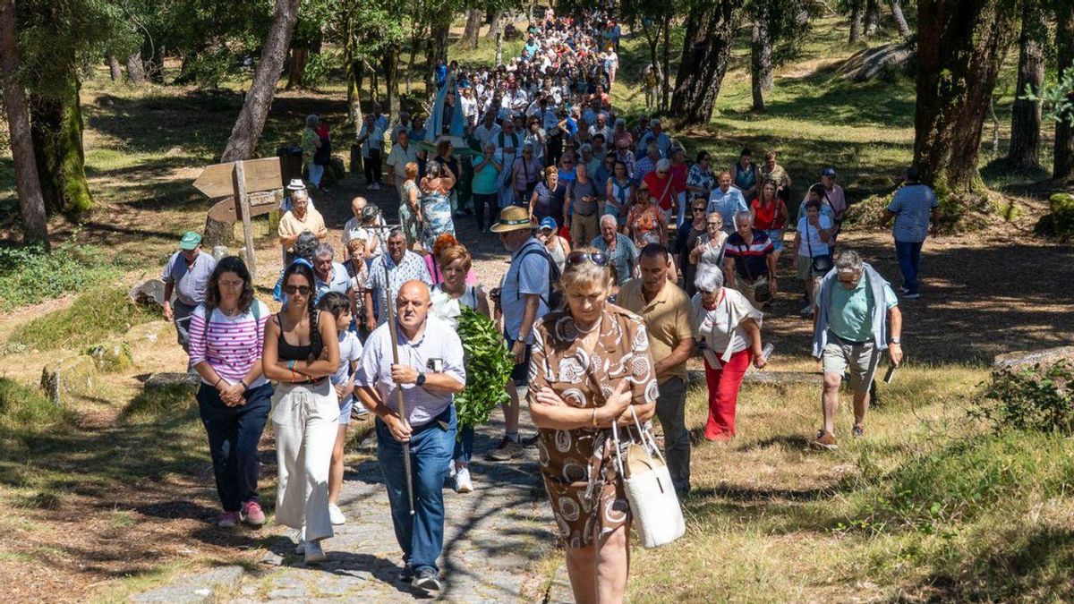 Procesión hasta la Cruz del Aloia durante la Romería das Angustias.