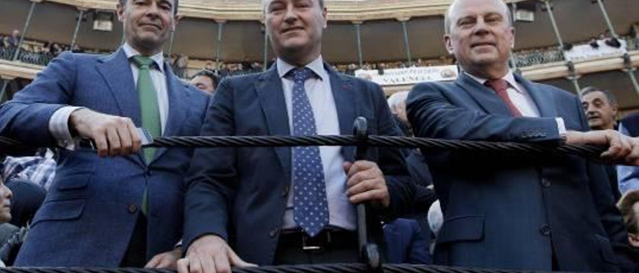 El presidente Fabra junto a los consellers Llombart y Buch hace unos días en los toros.