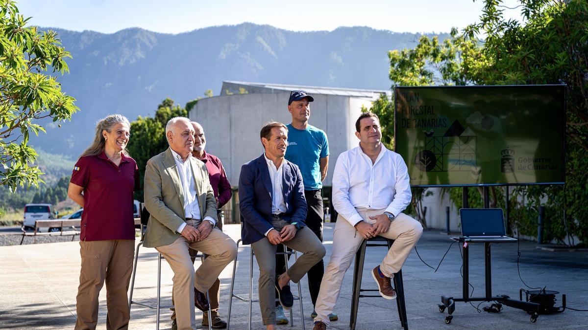 Margarita León, Miguel Ángel Morcuende , Ángel Palomares , Mariano Hernández Zapata, Miguel Ángel Martnín y Benjamín Artiles en el acto de presentación del Plan Forestal