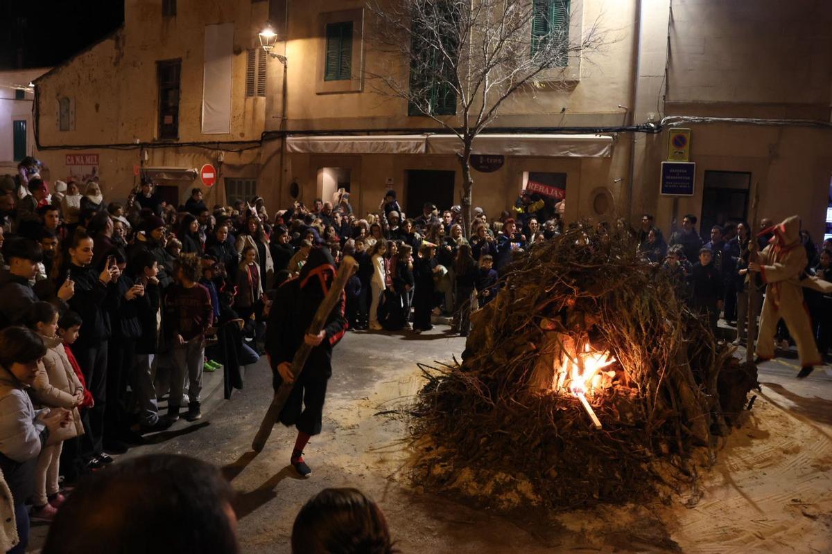 Un 'dimoni' rodea un 'fogueró' en Santanyí.