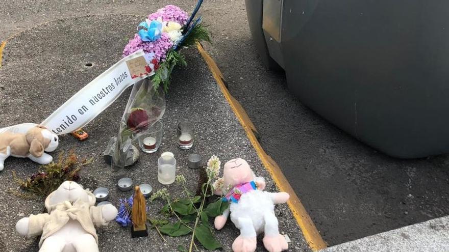 Peluches y flores en la tumba del bebé asesinado