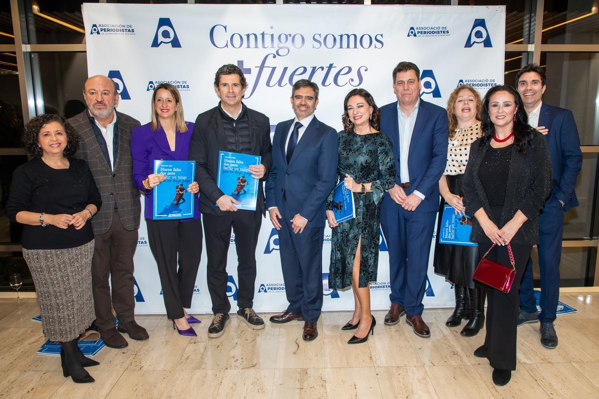 El secretario autonómico de Industria, Eduardo Pascual, rodeado de representantes de asociaciones empresariales.