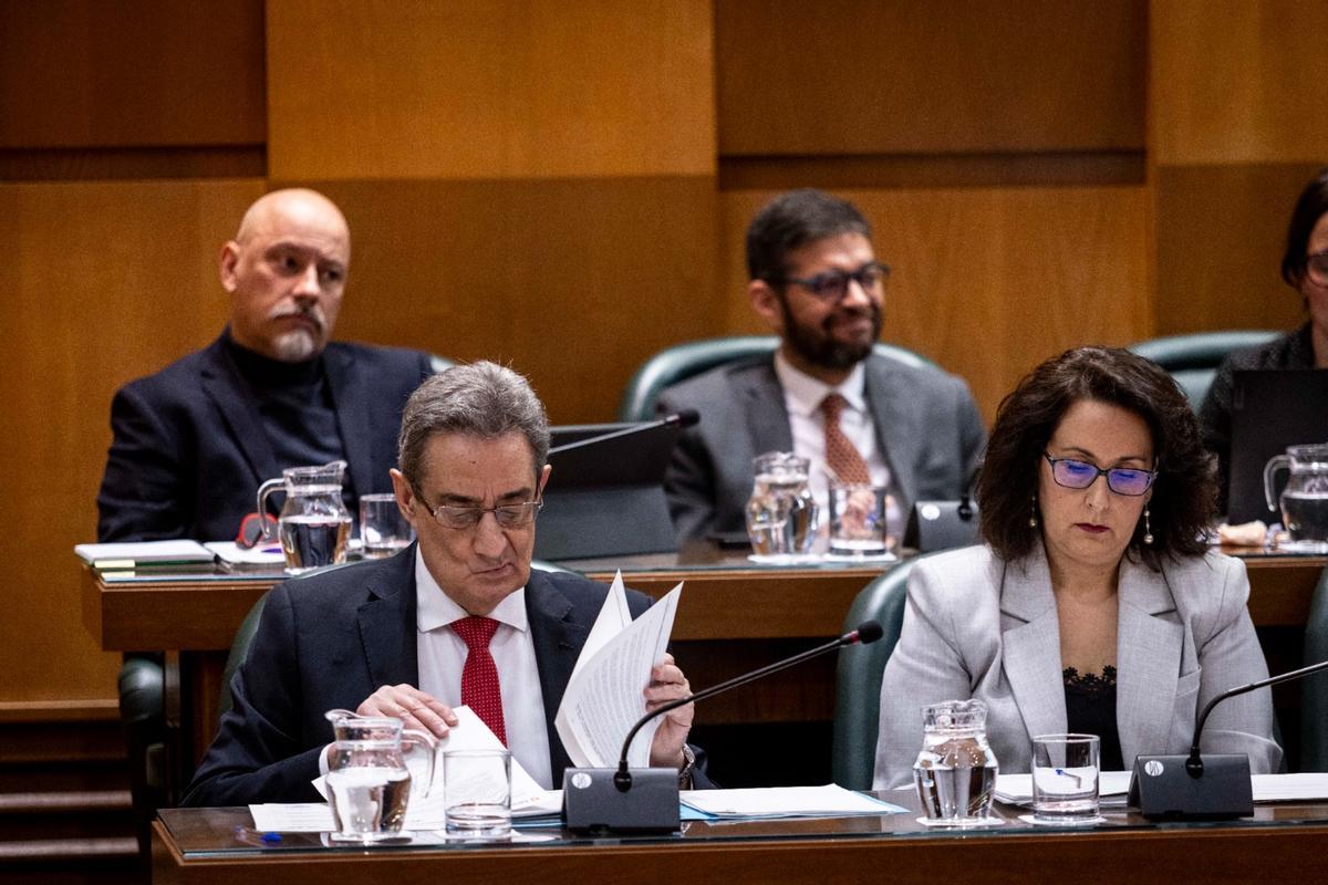 La concejala de Vox, Eva Torres, junto al portavoz de la formación, Julio Calvo.