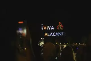Así ha sido el espectáculo de drones en Hogueras que ha iluminado el cielo de Alicante