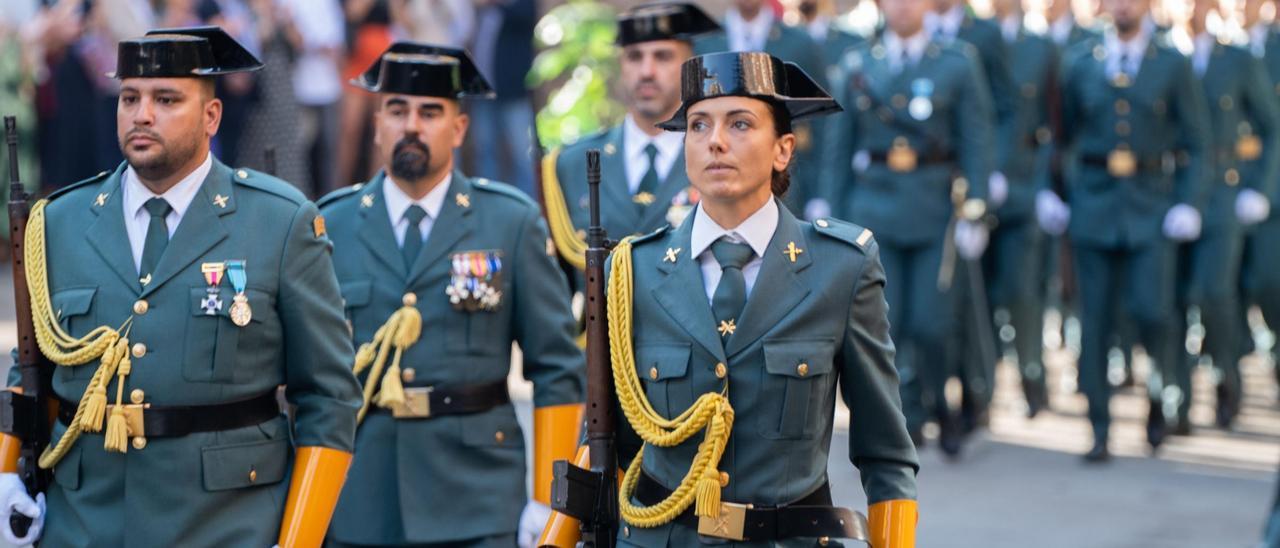 Guardias civiles celebran la festividad de su patrona, la Virgen del Pilar, en una imagen de archivo.