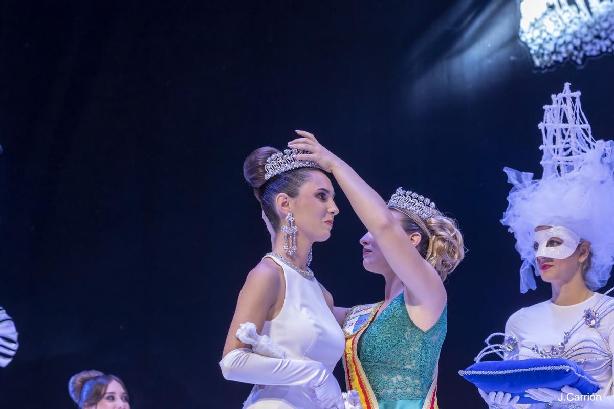 Mireya Hernández Gómez, recibe la corona por parte de Maribel Muñoz, que culminaba ayer su reinado