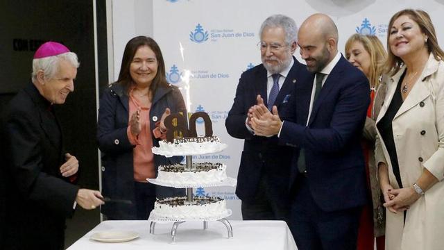 El obispo Fiuza, Ortiz, Santalices y Aguiar con responsables de HC San Rafael y otras autoridades.