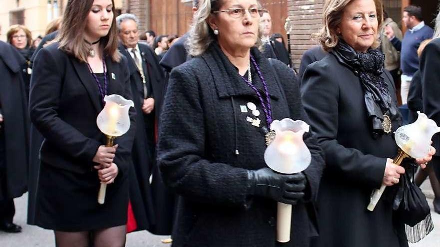 la presidenta saliente Carmen González, la primera por la izquierda, durante la procesión de 2014 .