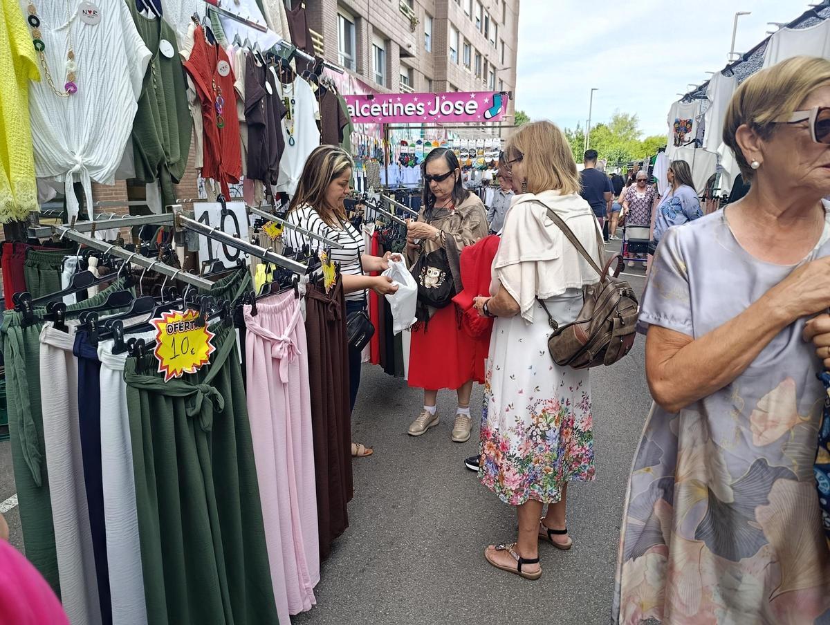 Vestidos y sandalias reinan en el mercado de la Pola