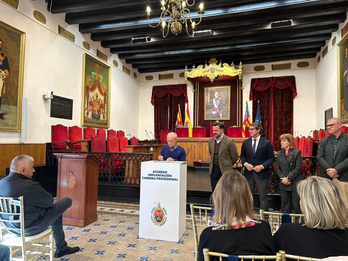 Un momento de la firma por los sindicatos