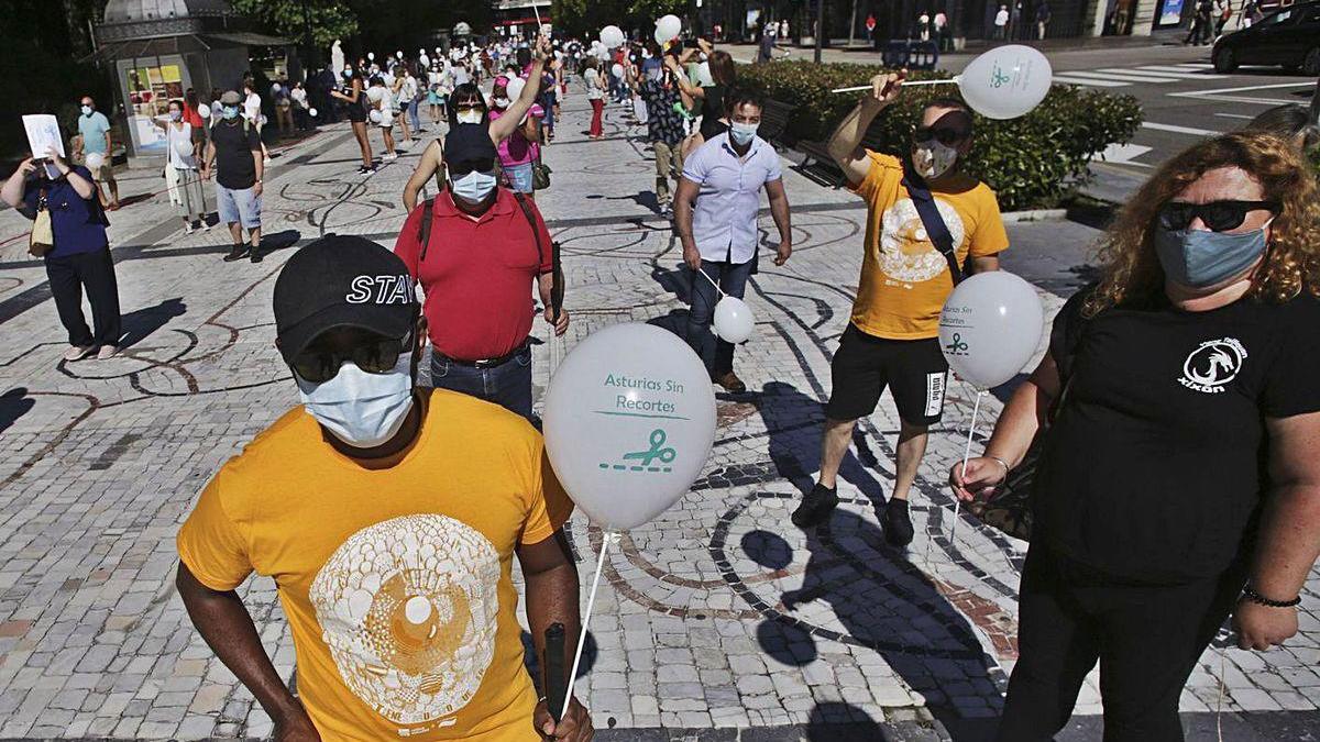 La manifestación de ayer en Oviedo, a su paso por el paseo de los Álamos, cerca de la Junta.