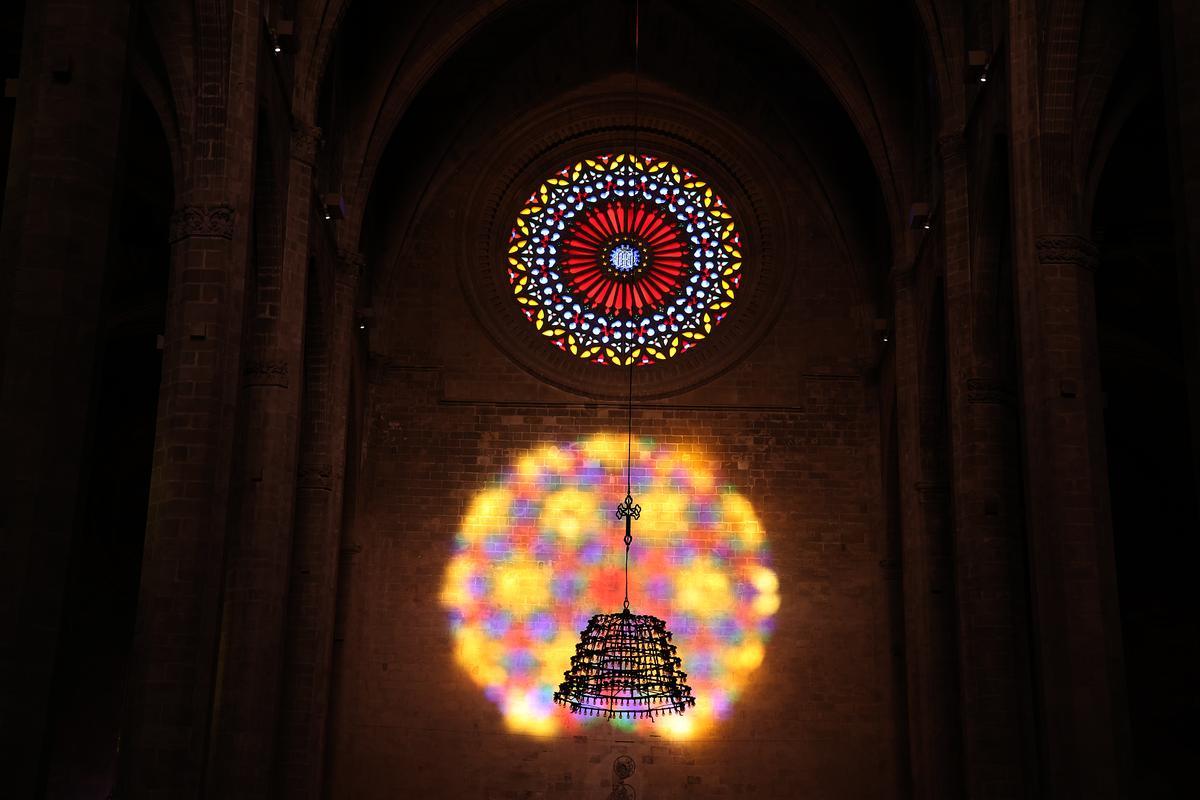 La Fiesta de la Luz en la catedral de Mallorca, un espectacular fenómeno lumínico que se produce dos veces al año cuando la luz del sol atraviesa el rosetón mayor, recorre el interior del templo y se proyecta en la pared de enfrente