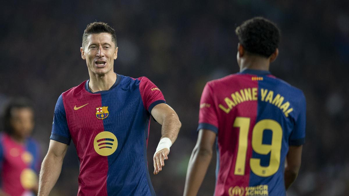 Lewandowski se dirige a Lamine Yamal tras un espectacular chut con el exterior durante el partido de liga entre el FC Barcelona y el Sevilla Lewandowski se dirige a Lamine Yamal tras un espectacular chut con el exterior durante el partido de liga entre el FC Barcelona y el Sevilla