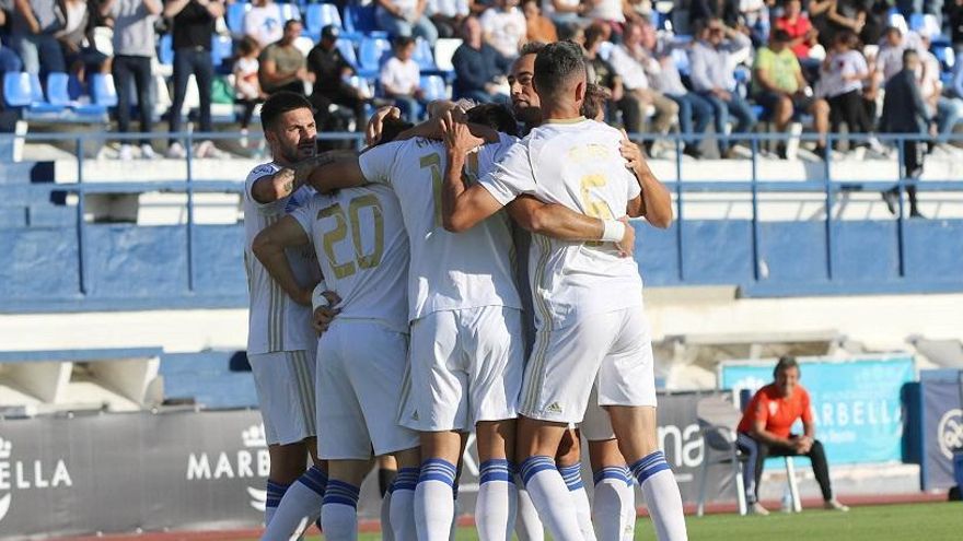 Los jugadores del equipo marbellí festejan uno de los dos tantos de ayer frente al Recreativo de Huelva.