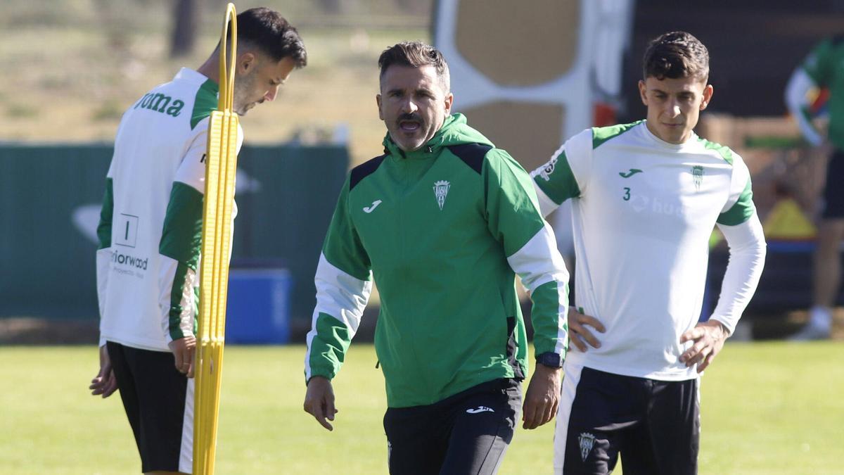 Iván Ania, delante de Albarrán y Alcedo, durante el entrenamiento del Córdoba CF, este miércoles.