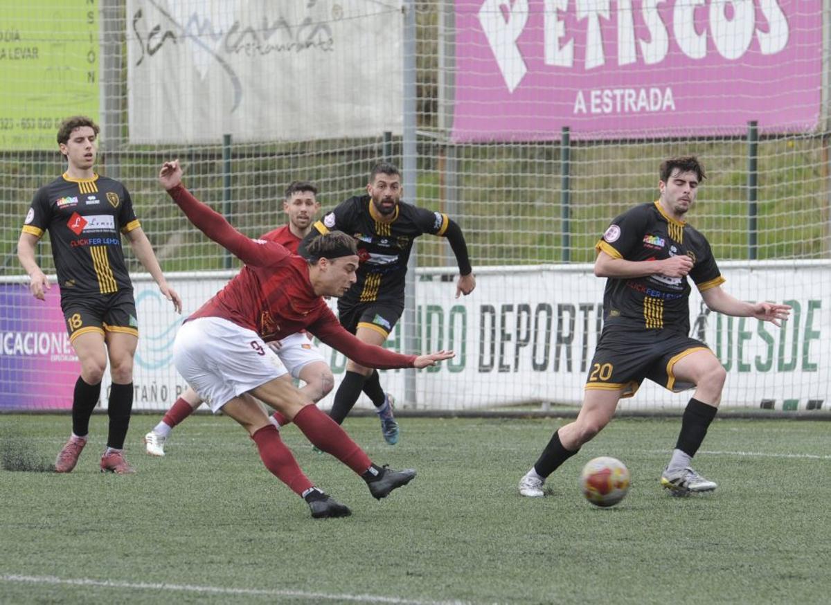 Edi dispara a portería en el partido del pasado domingo. | BERNABÉ