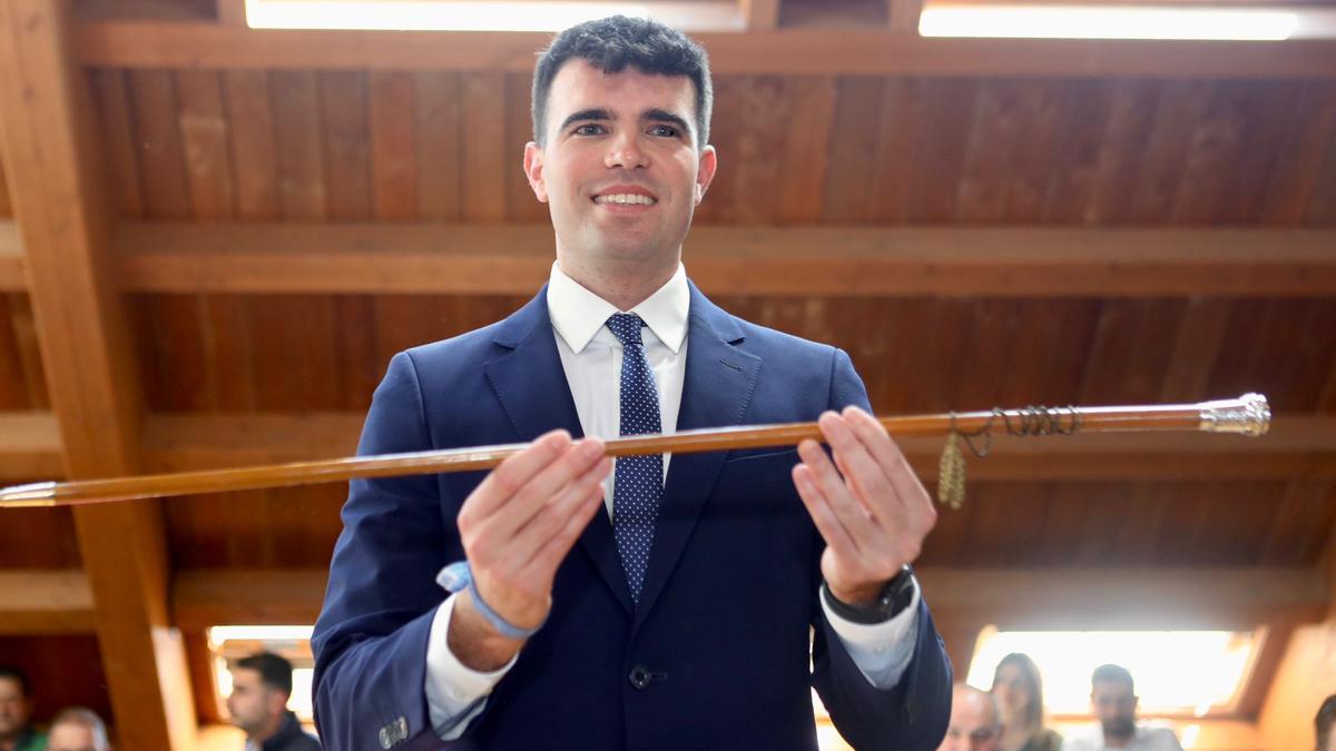 Gonzalo Louzao Dono, el nuevo alcalde de A Estrada, con el bastón de mando.