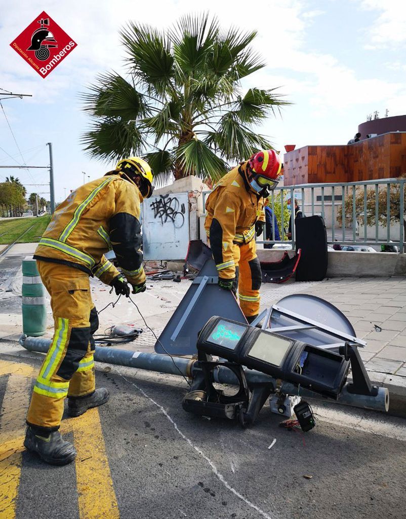 Un coche queda atrapado tras chocar con el TRAM a la altura de San Vicente