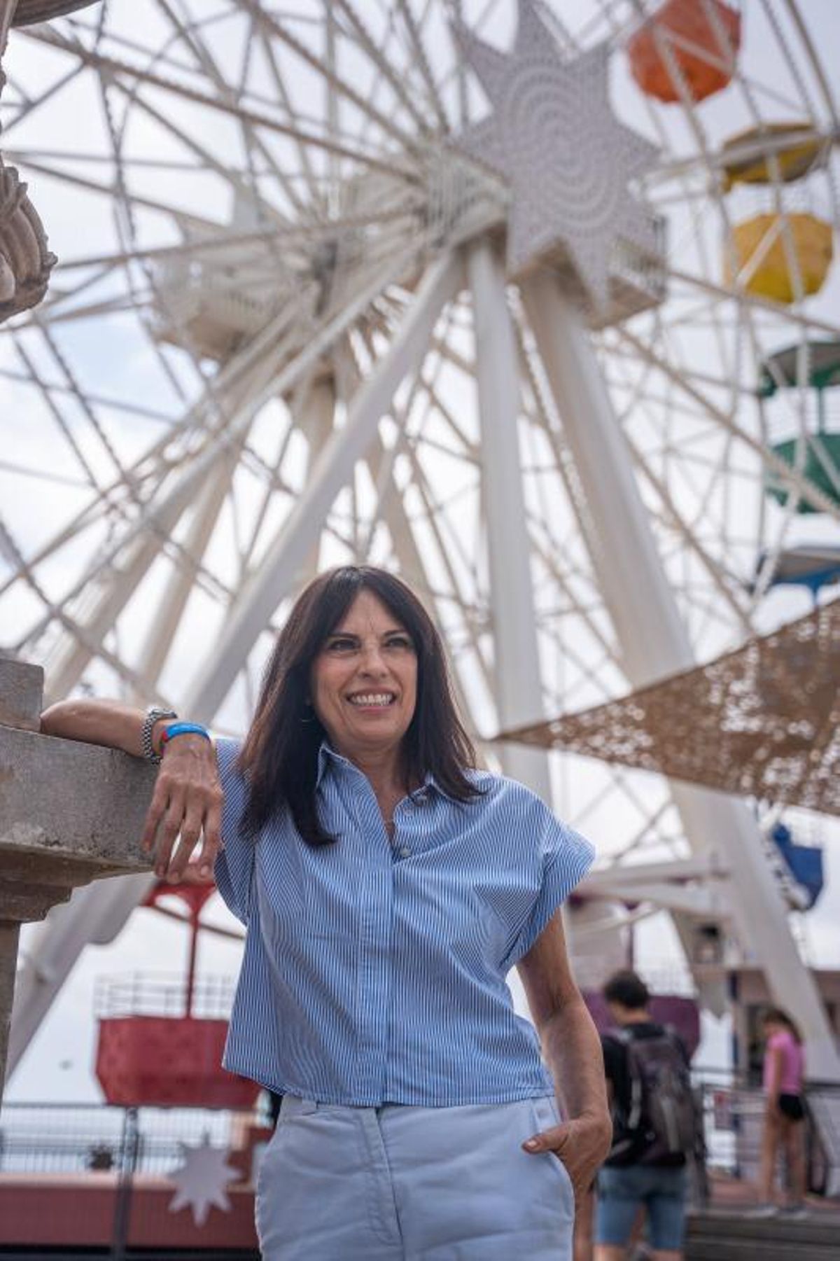 La directora del parque, junto al Giradabo.