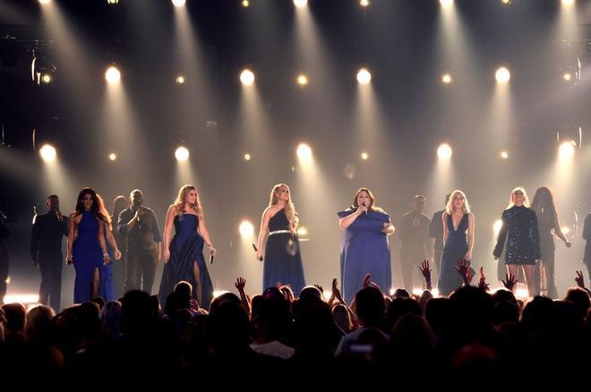 Chrissy Metz cantando junto con Carrie Underwood, Lauren Alaina, Mickey Guyton, Madison Marlow y Taylor Dye en los premios de la Academia de Música Country
