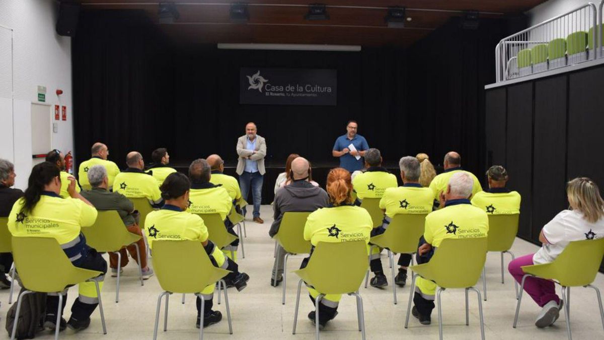 A group of municipal workers. | | ED A group of municipal workers. | | ED
