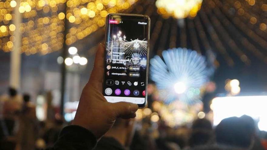Una usuaria de Instagram emite un directo con la noria gigante de la Alameda al fondo. // Alba Villar