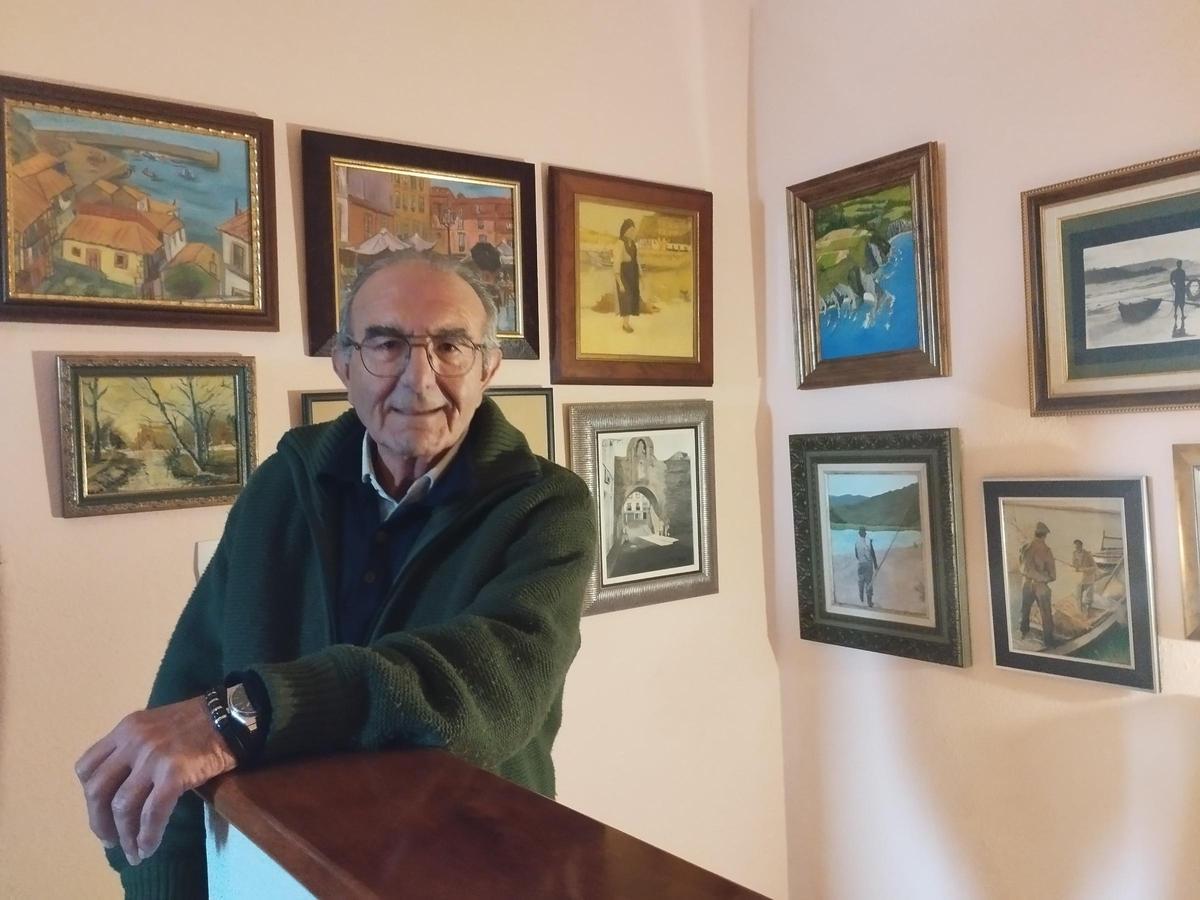 Julián Muñiz en un rincón de su casa decorado con su obra artística.