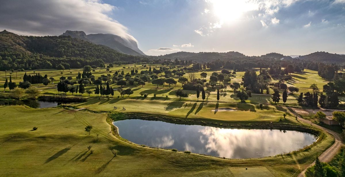 La Sella Golf, enclavado entre el Mediterráneo y el Parque Natural del Montgó, combina belleza natural y exigencia técnica.