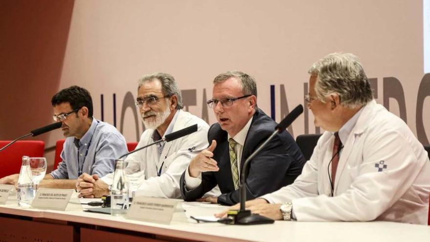 Desde la izquierda, José Adánez, Manuel Matallanas, Francisco del Busto y Javier Ferrer, ayer, en el HUCA.