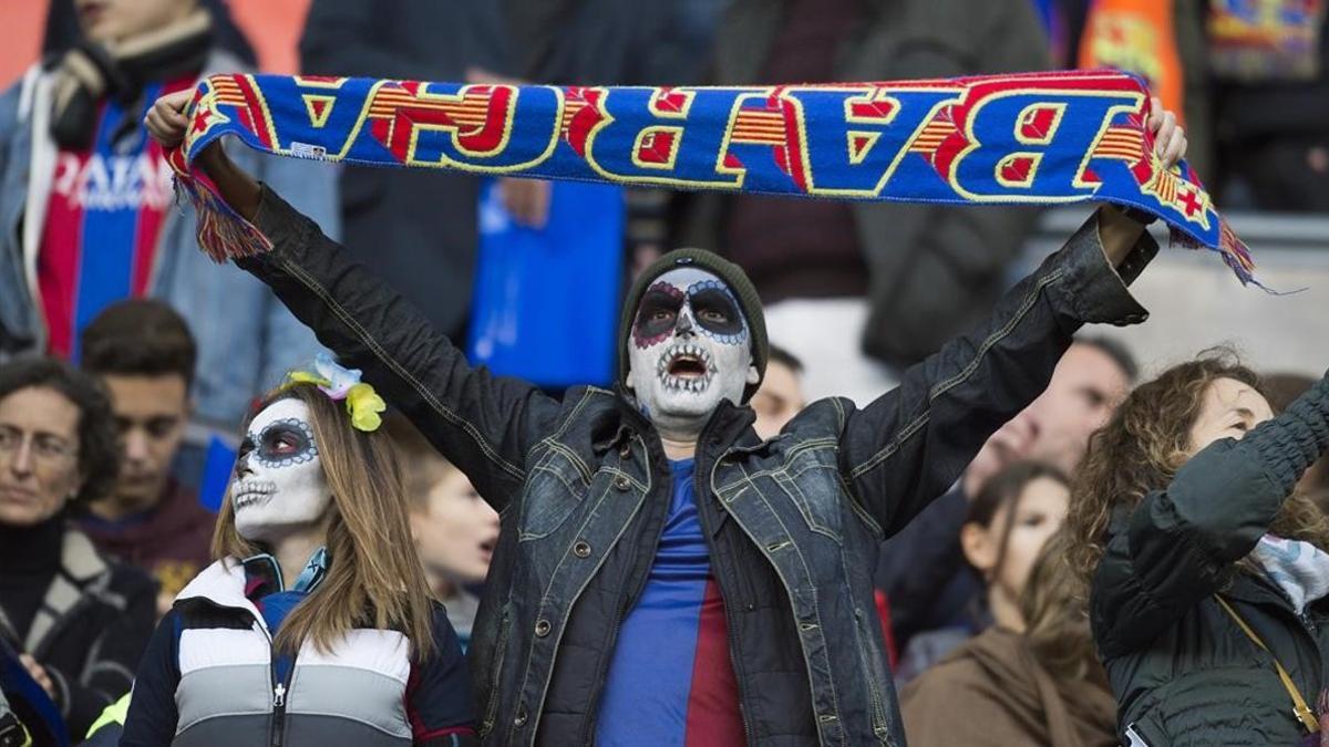 Seguidores del Barça disfrazado de Halloween, en el 2018.