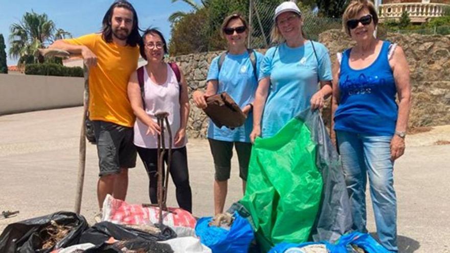 Zero Plàstics recull 75 kg de deixalles al camí de ronda de Roses