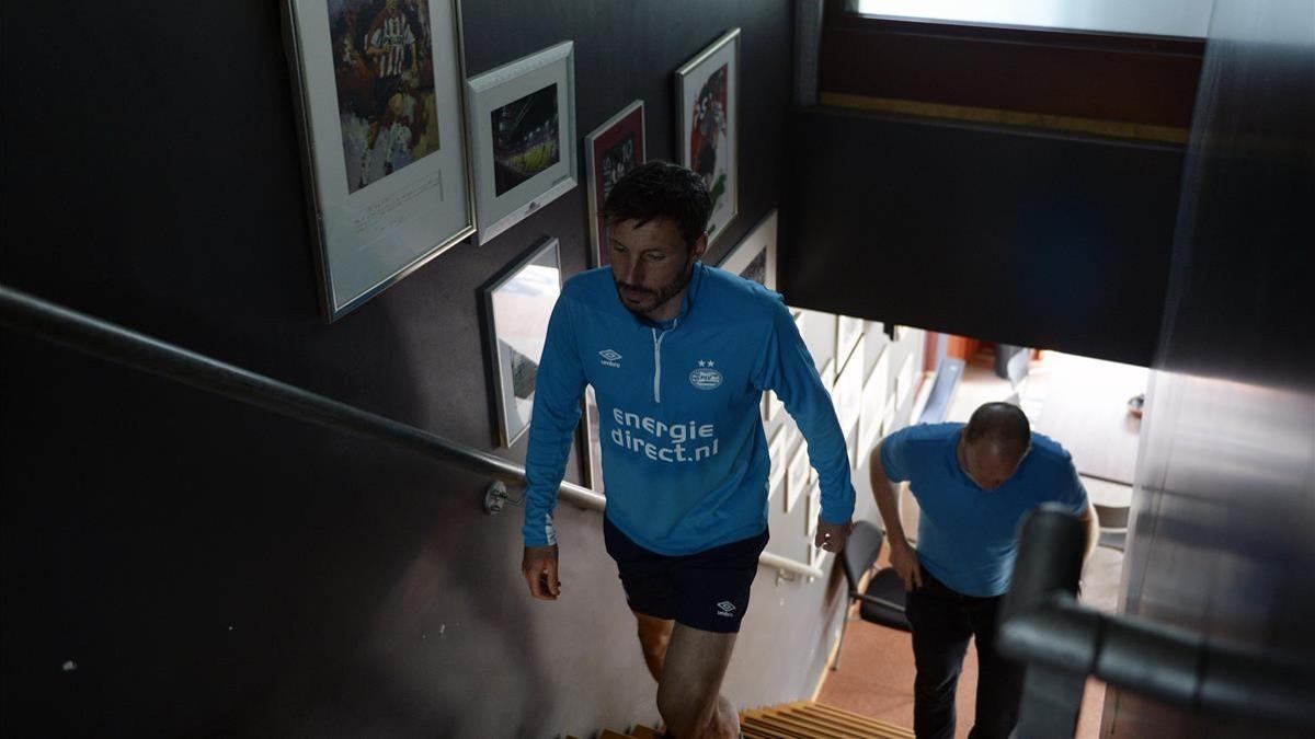 Van Bommel, técnico del PSV, en el túnel del estadio de Eindhoven.