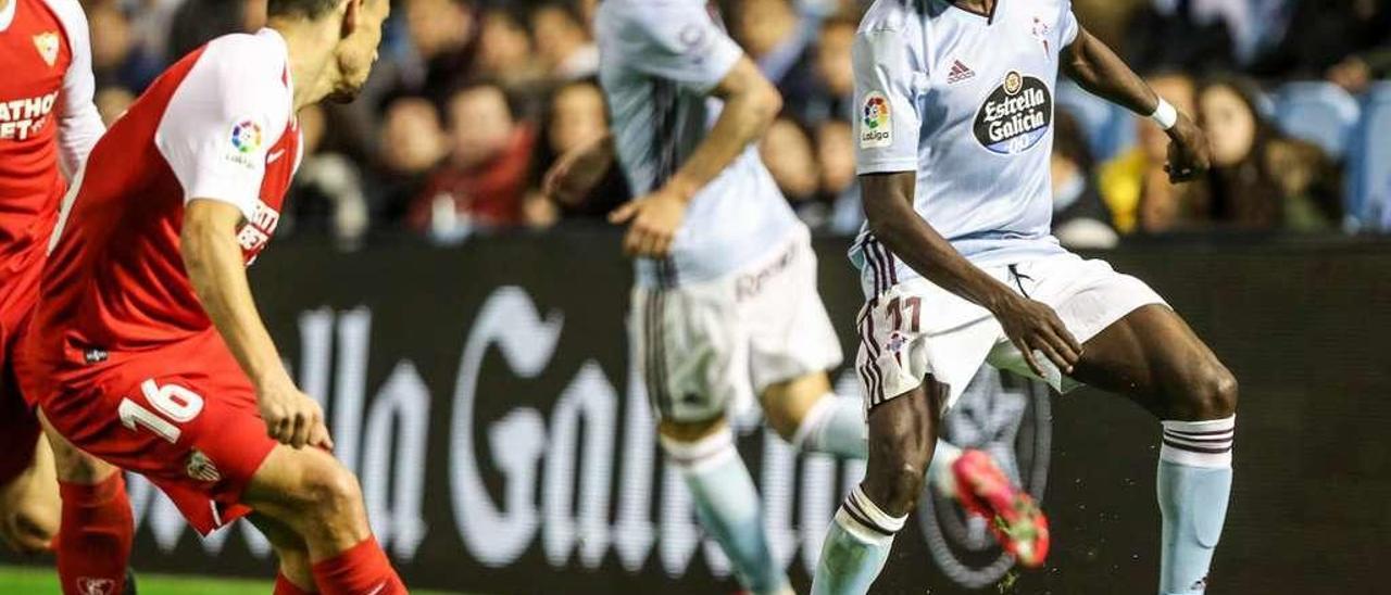 Pione Sisto encara al sevillista Jesús Navas en un momento del encuentro disputado ayer entre el Celta y el Sevilla en el estadio de Balaídos. // Ricardo Grobas