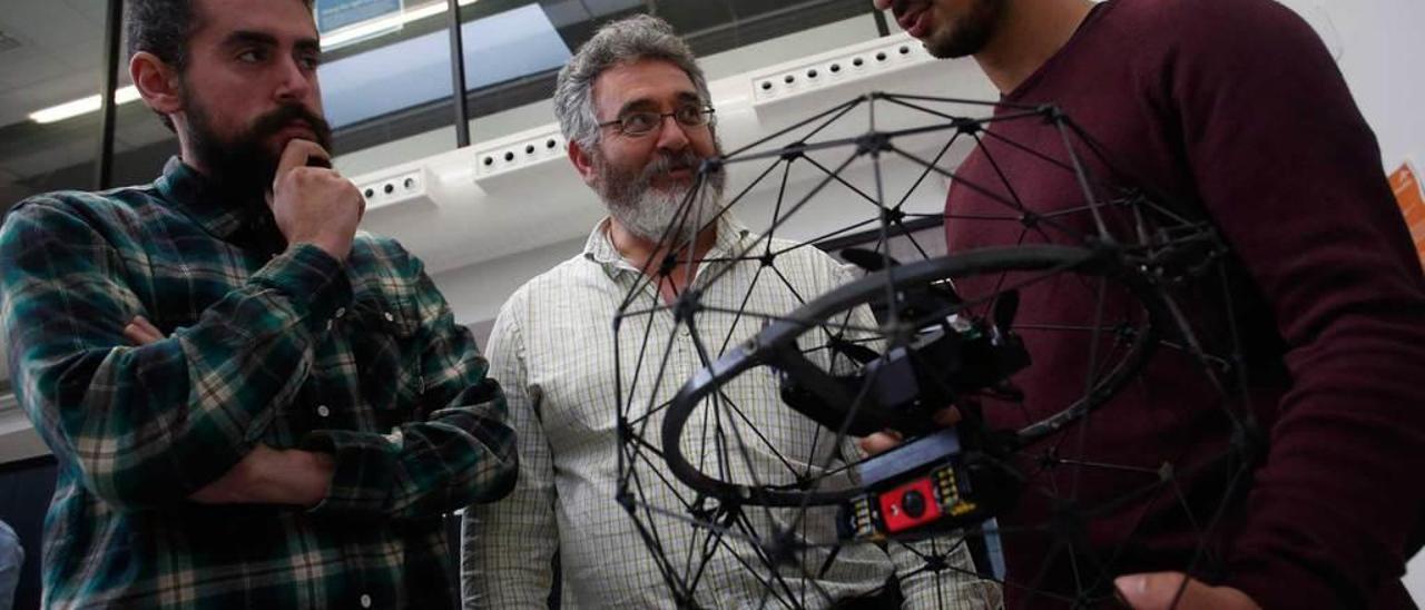 El alumno de FP dual Daniel García, con sus tutores Miguel Ángel Horas y Carlos Javier Rodríguez.