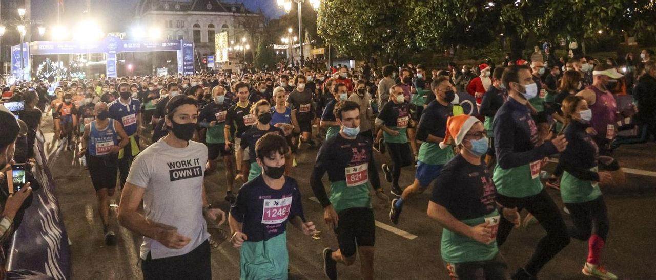 Momento de la  salida de la prueba absoluta en Oviedo, en la calle Uría. |  Irma Collín